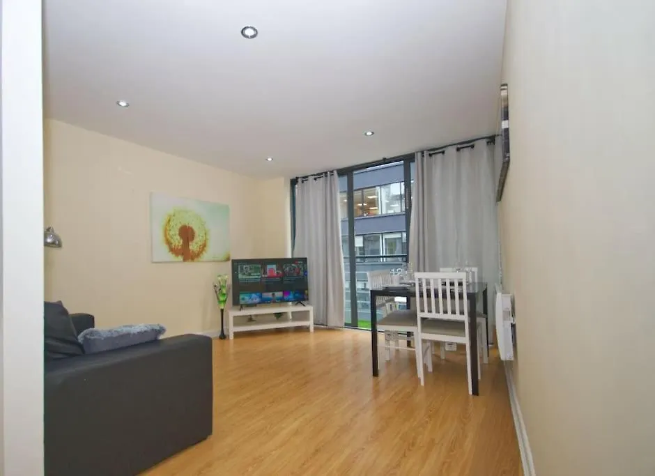 Alluring 2 Bedroom Leeds City Centre Apartment- Self Check-In,Balconied Apartment  Leeds (West Yorkshire)