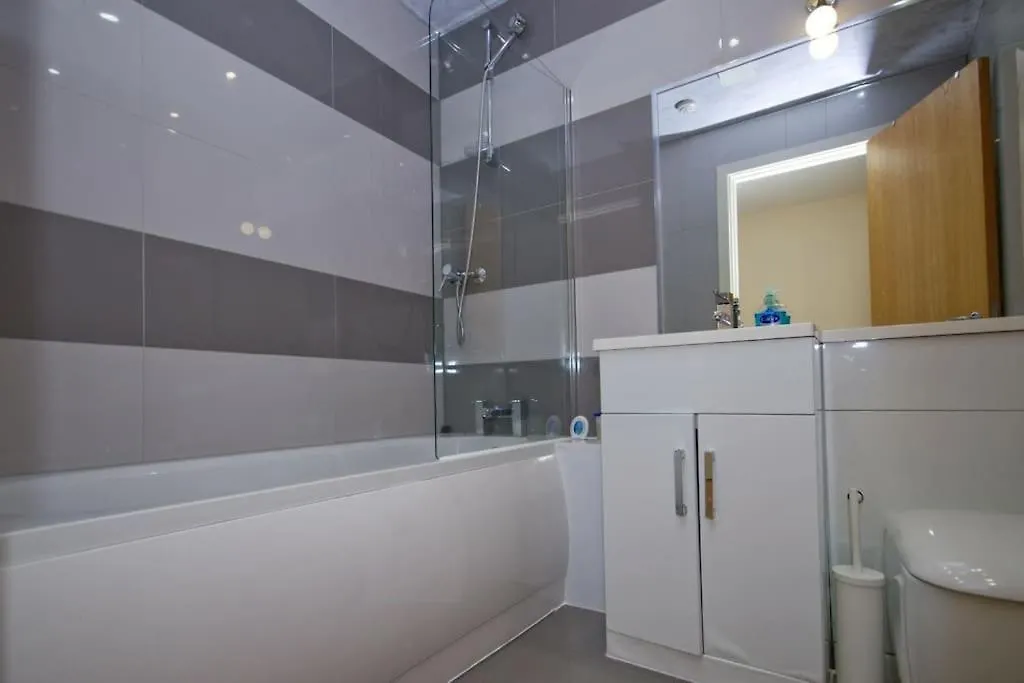 Alluring 2 Bedroom Leeds City Centre Apartment- Self Check-In,Balconied Apartment United Kingdom