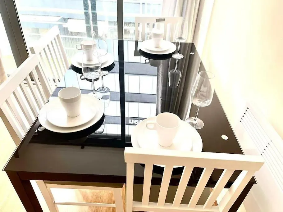 Alluring 2 Bedroom Leeds City Centre Apartment- Self Check-In,Balconied Apartment 0*, Leeds (West Yorkshire)