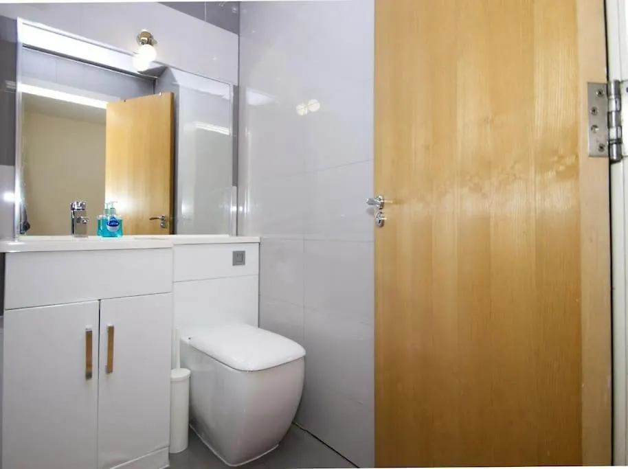 Alluring 2 Bedroom Leeds City Centre Apartment- Self Check-In,Balconied Apartment United Kingdom